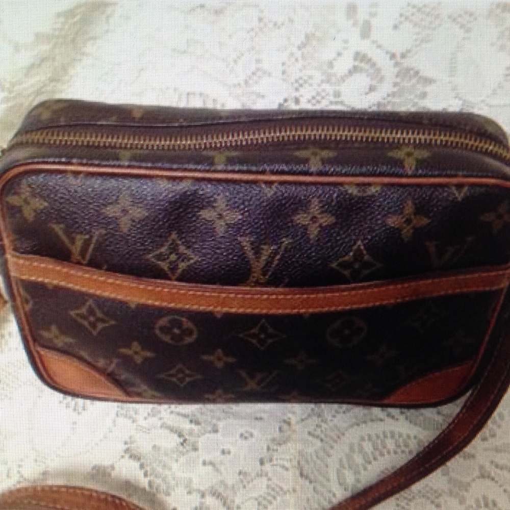 Authentic, Louis Vuitton Mono Leather Trocadero - Picture 5 of 8